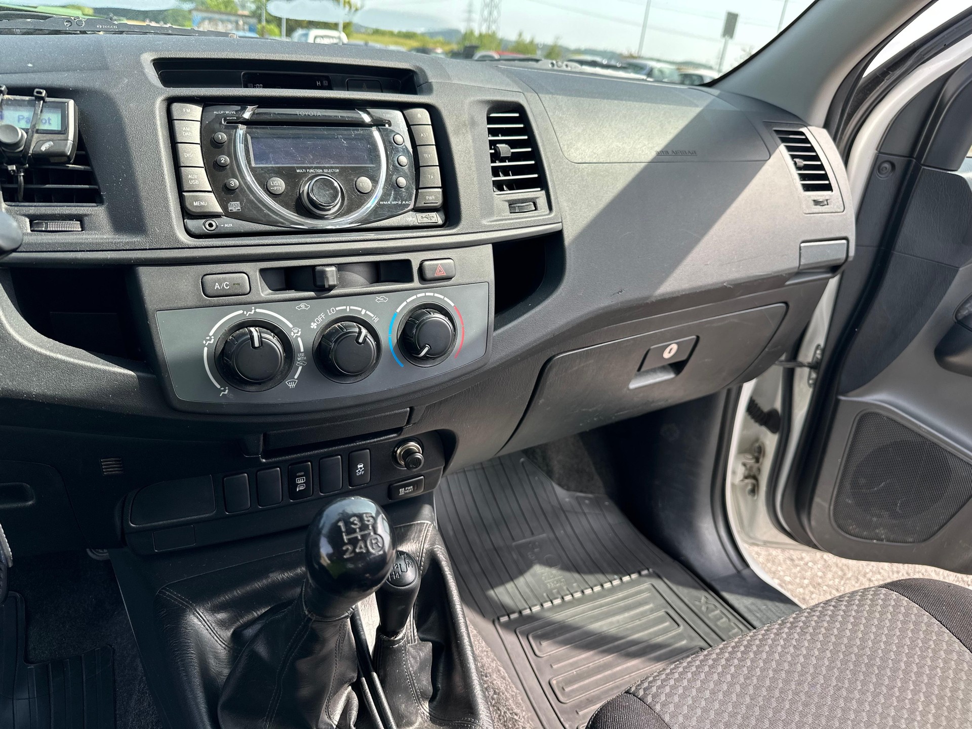 TOYOTA Hilux 2.5D 4WD Double Cab Luna-showroom-element-3