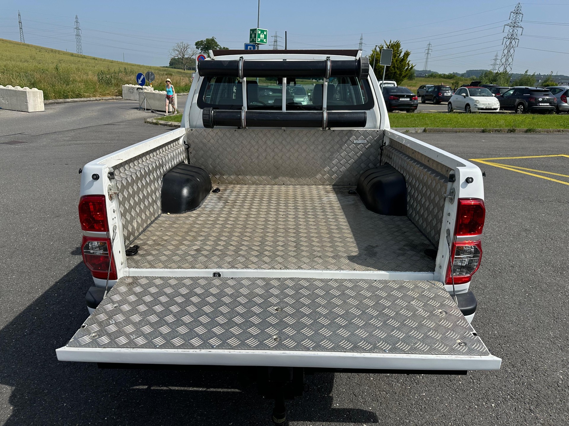 TOYOTA Hilux 2.5D 4WD Double Cab Luna-showroom-element-1