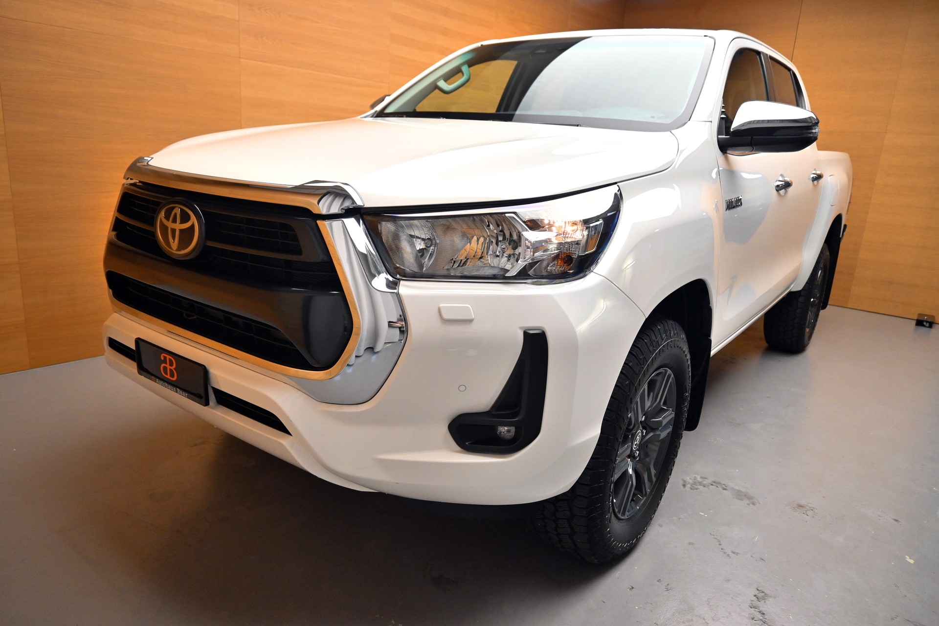 TOYOTA Hilux 2.8D-4D Premium Double Cab 4x4-showroom-element-3