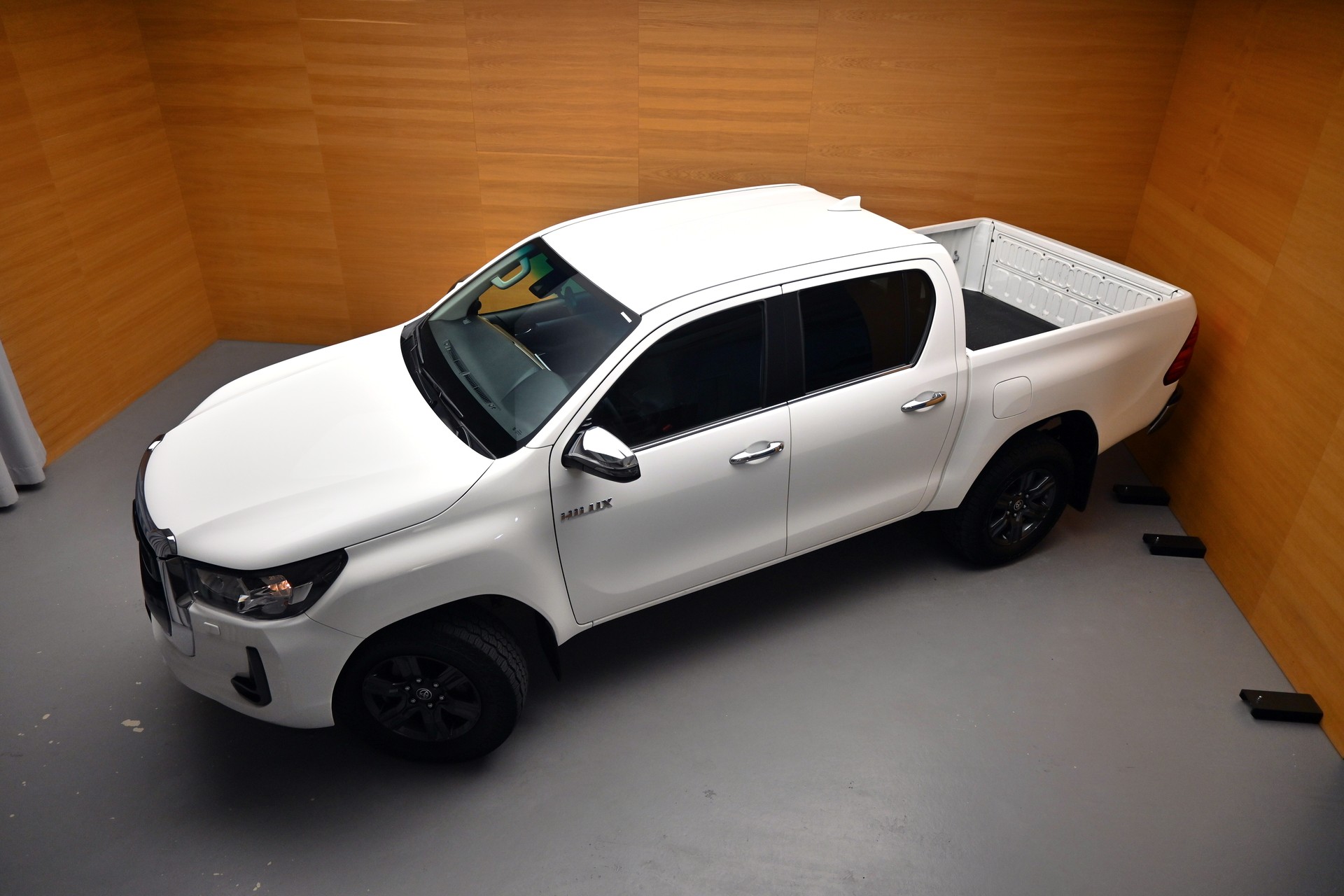 TOYOTA Hilux 2.8D-4D Premium Double Cab 4x4-showroom-element-1