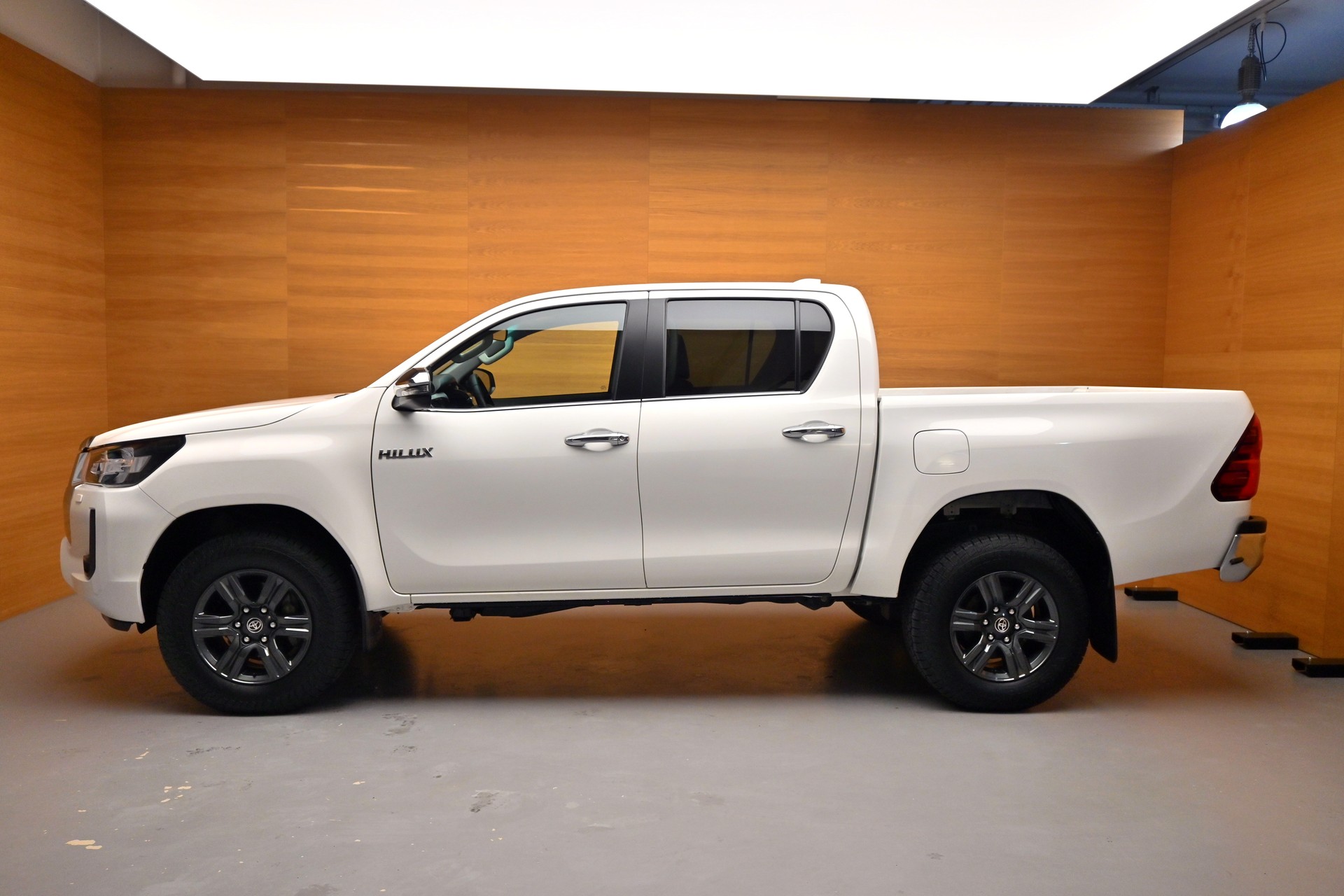 TOYOTA Hilux 2.8D-4D Premium Double Cab 4x4-showroom-element-2