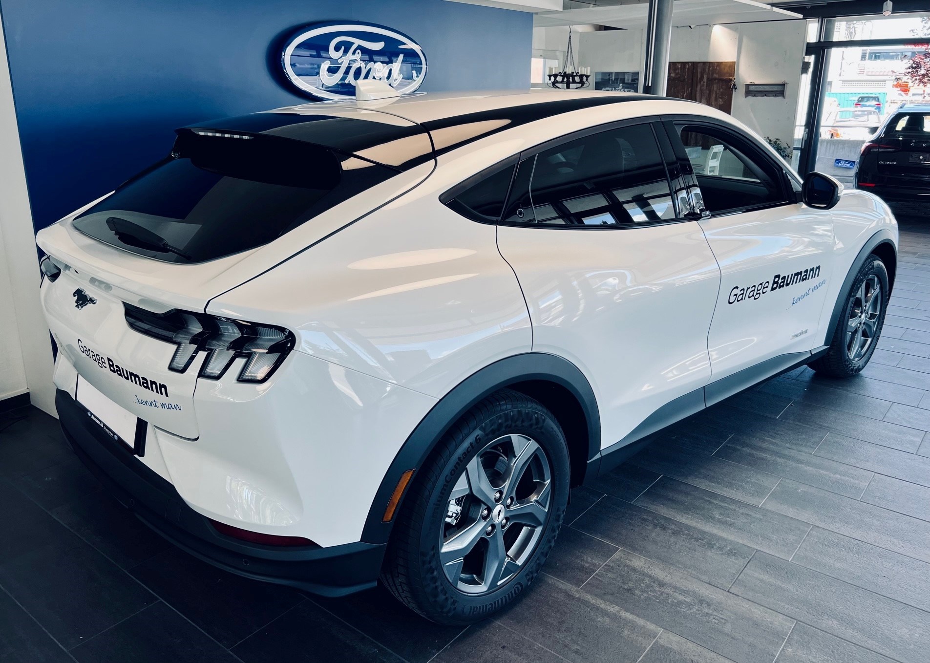 FORD Mustang Mach-E Standard-showroom-element-1