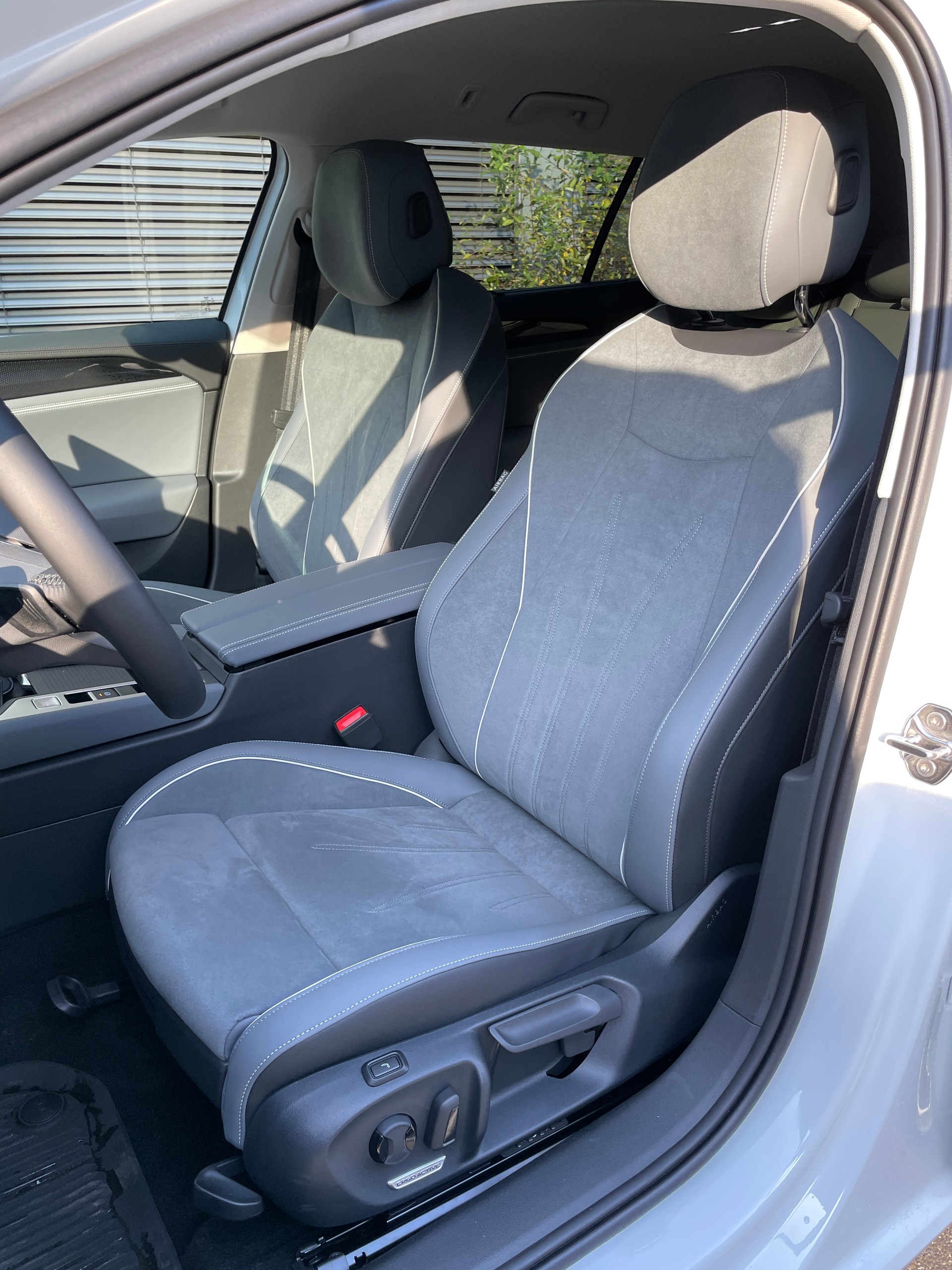 VW Passat Variant 2.0 TDI evo Business 4 Motion DSG-image-11