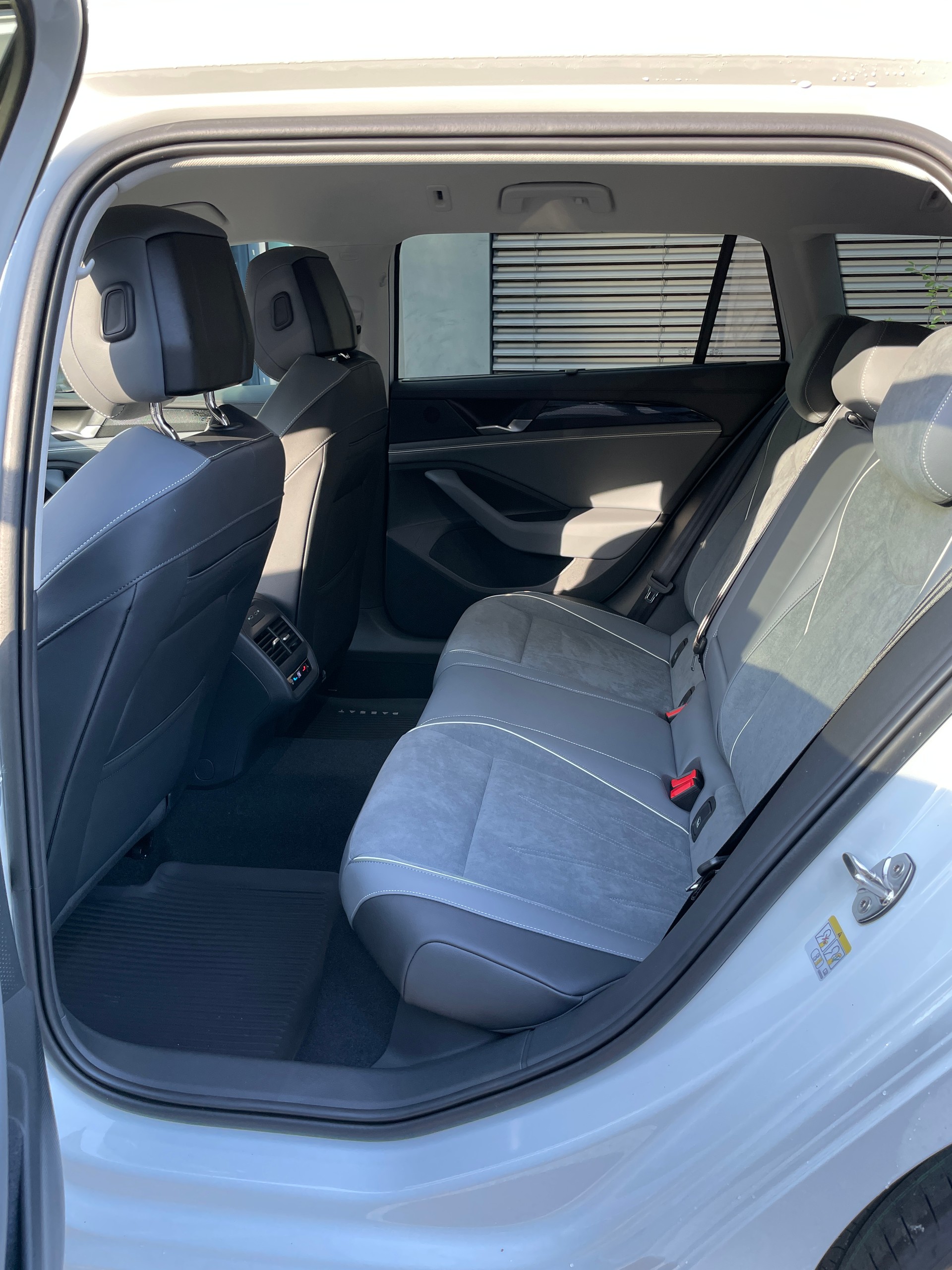 VW Passat Variant 2.0 TDI evo Business 4 Motion DSG-image-13