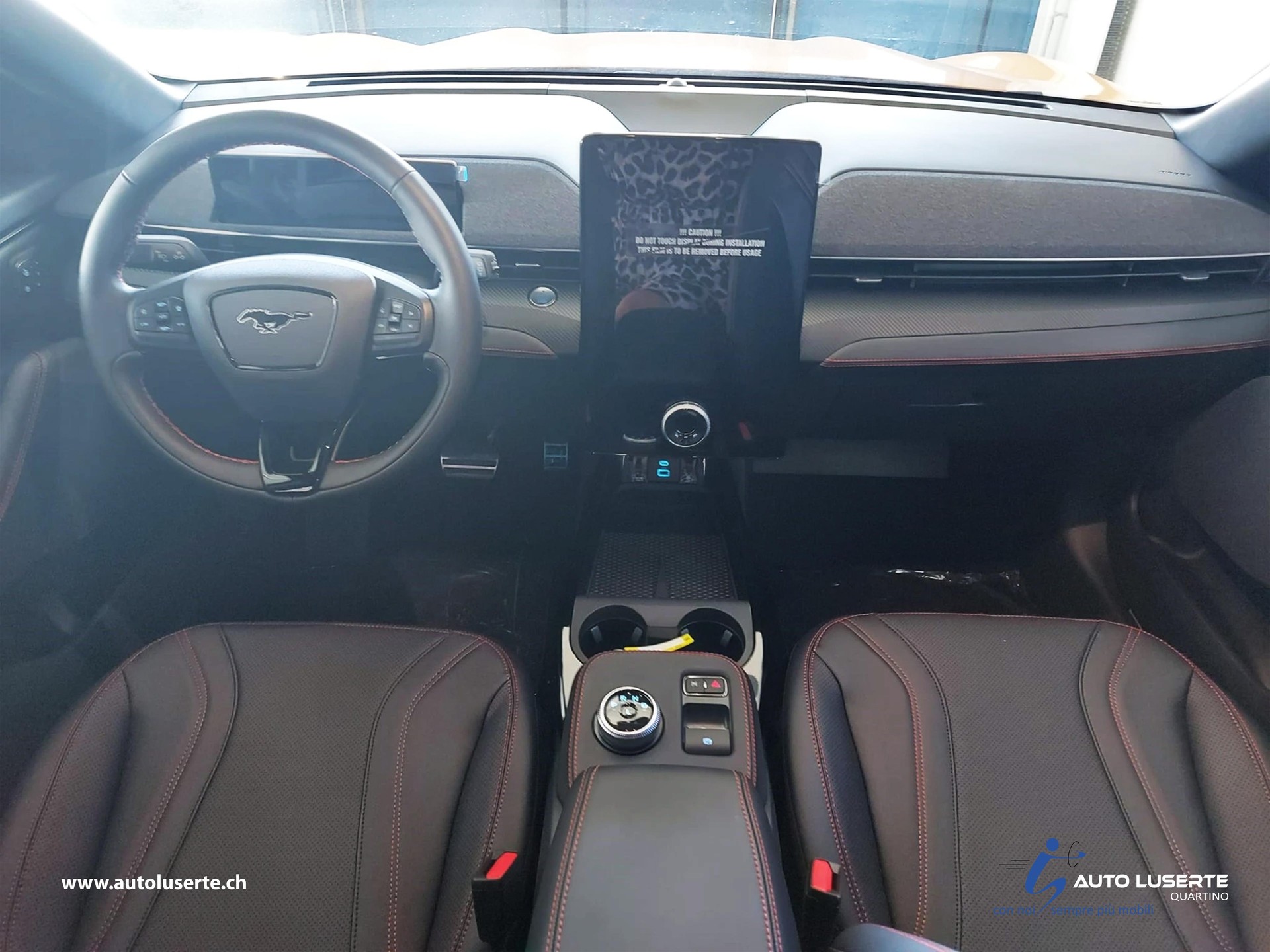 FORD Mustang Mach-E Extended AWD-showroom-element-2