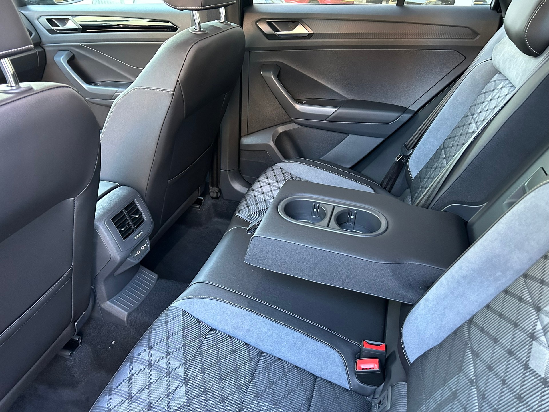 VW T-Roc 2.0 TSI R-Line DSG 4Motion-image-7
