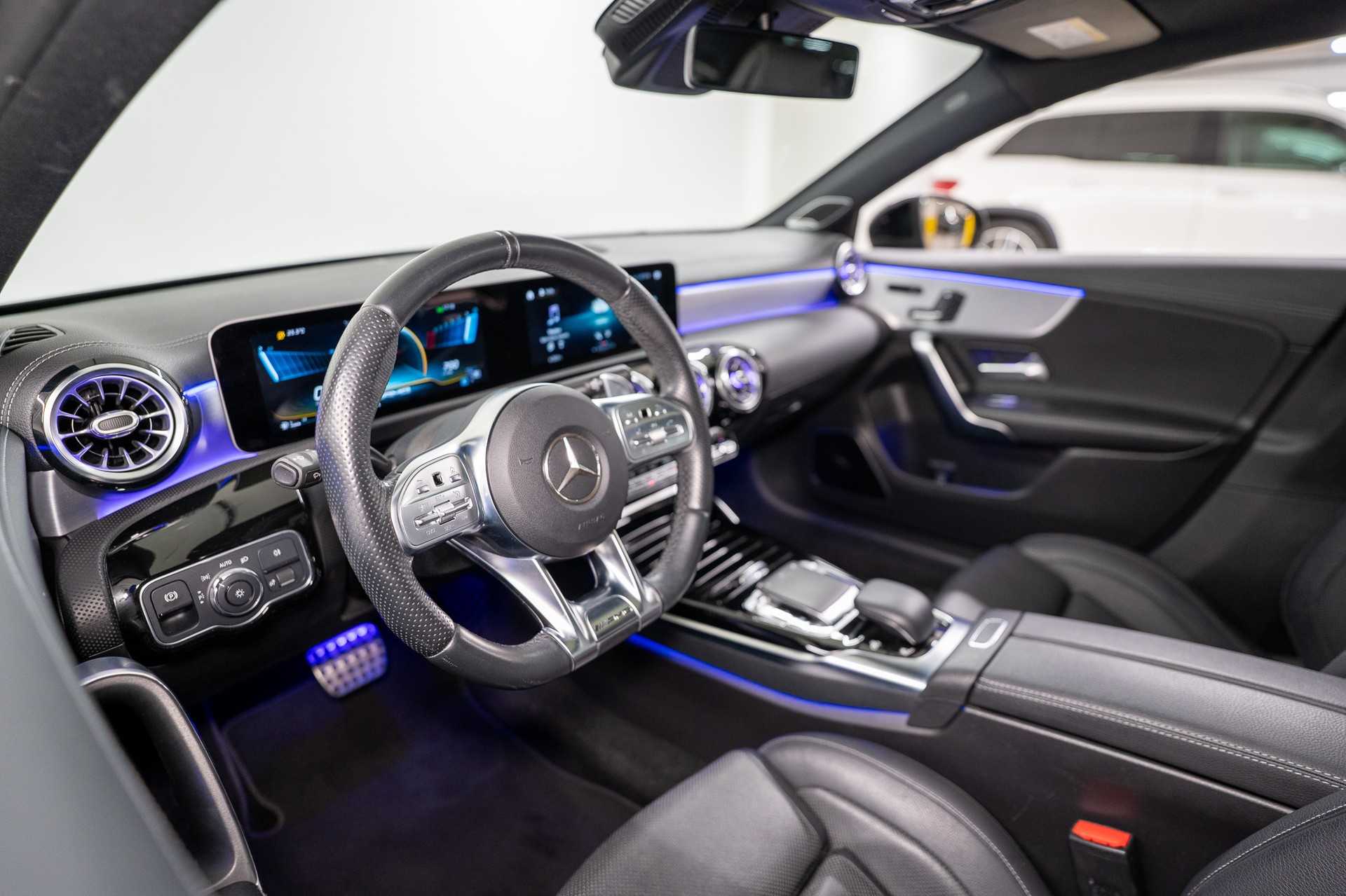 MERCEDES-BENZ A 35 AMG 4matic Limousine *CH-Fahrzeug*-image-8