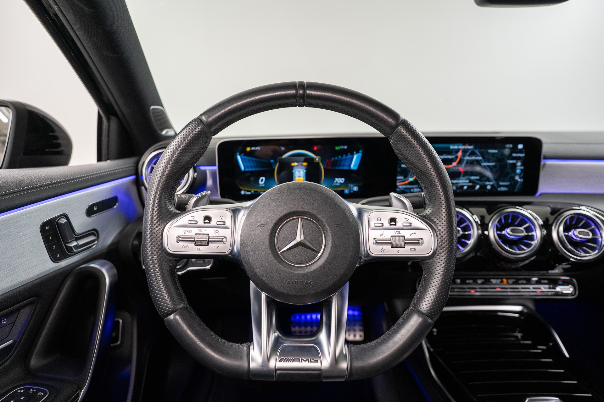 MERCEDES-BENZ A 35 AMG 4matic Limousine *CH-Fahrzeug*-image-16