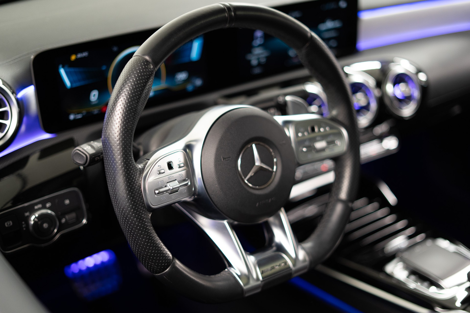MERCEDES-BENZ A 35 AMG 4matic Limousine *CH-Fahrzeug*-image-7