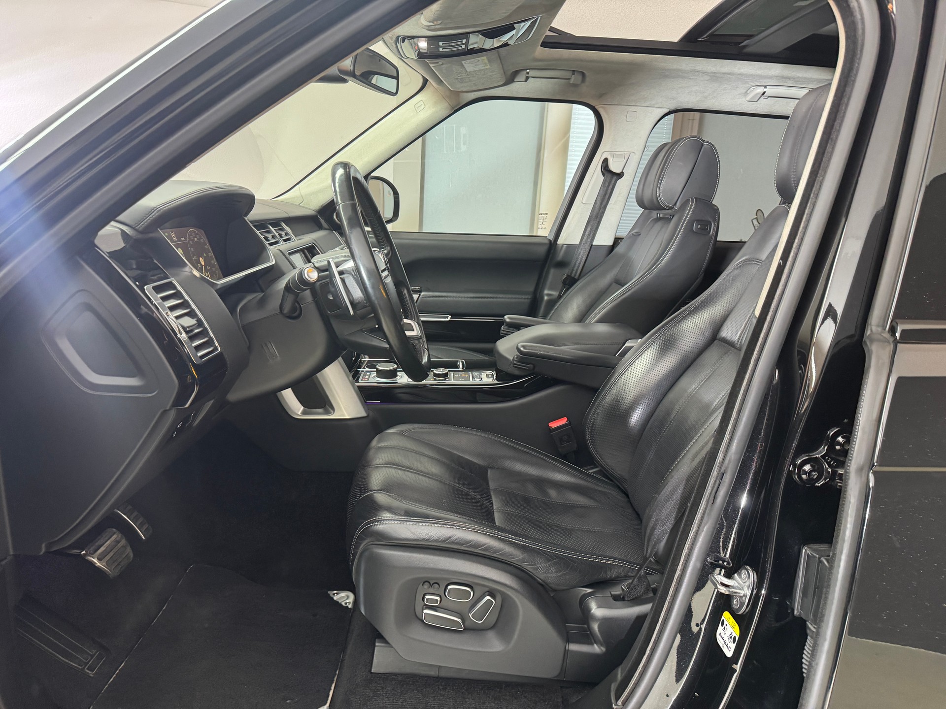 LAND ROVER Range Rover 4.4SDV8 AB Black Automatic-showroom-element-3