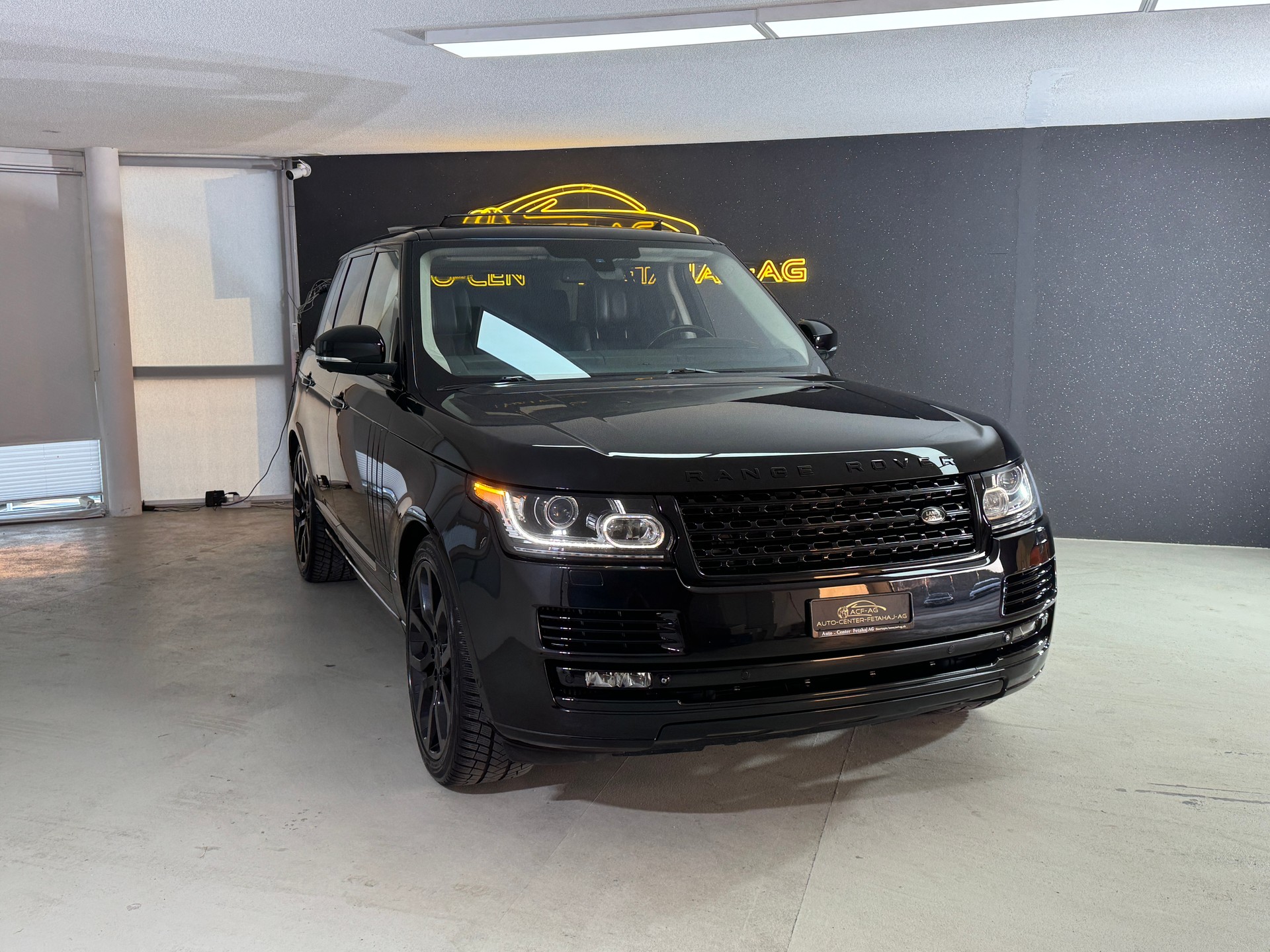LAND ROVER Range Rover 4.4SDV8 AB Black Automatic-showroom-element-2