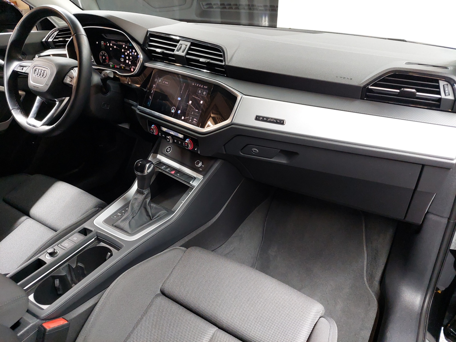 AUDI Q3 35 TDI S line quattro S-tronic-image-9