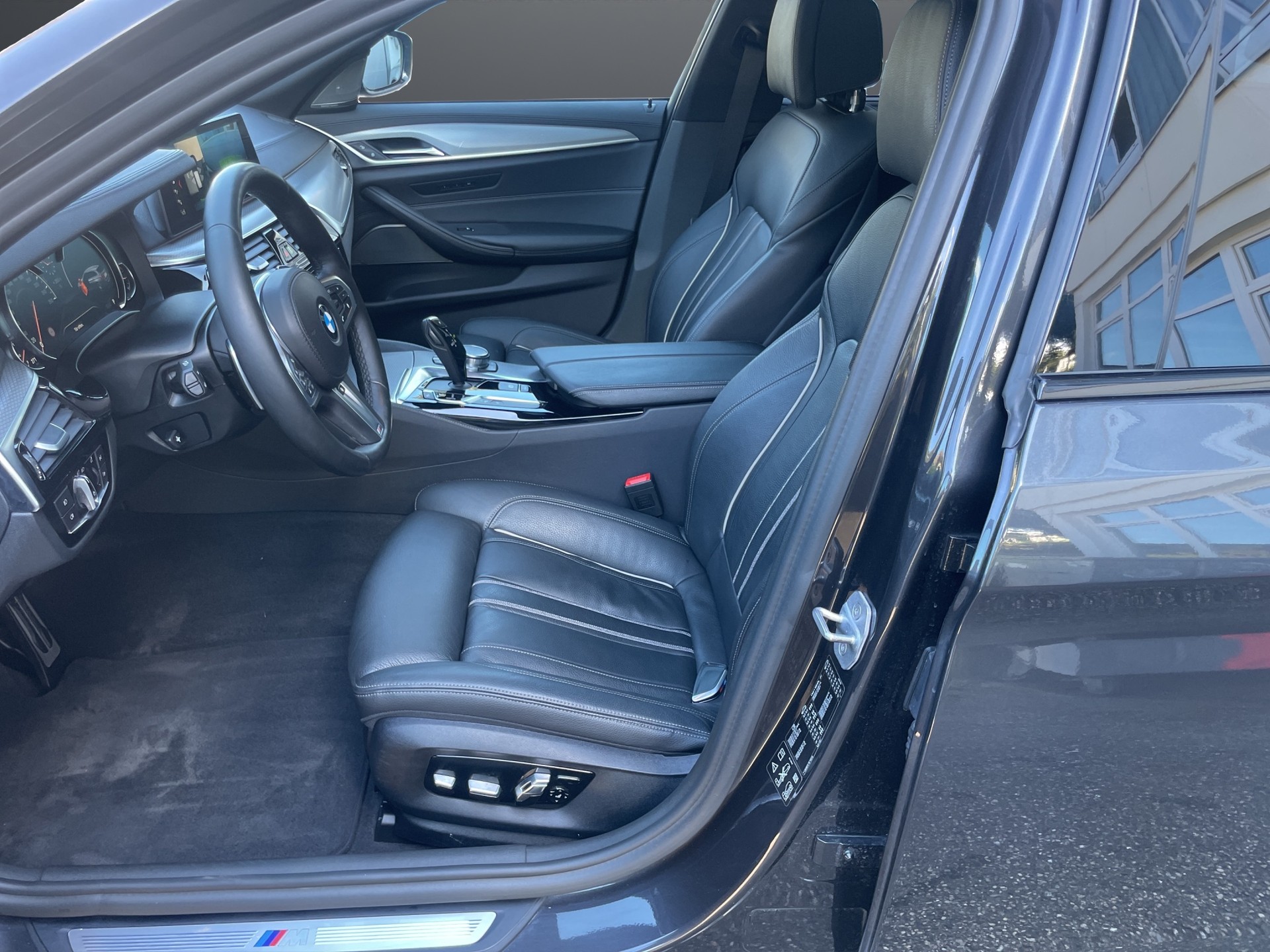 BMW 530d xDrive M Sport Touring Steptronic-image-4