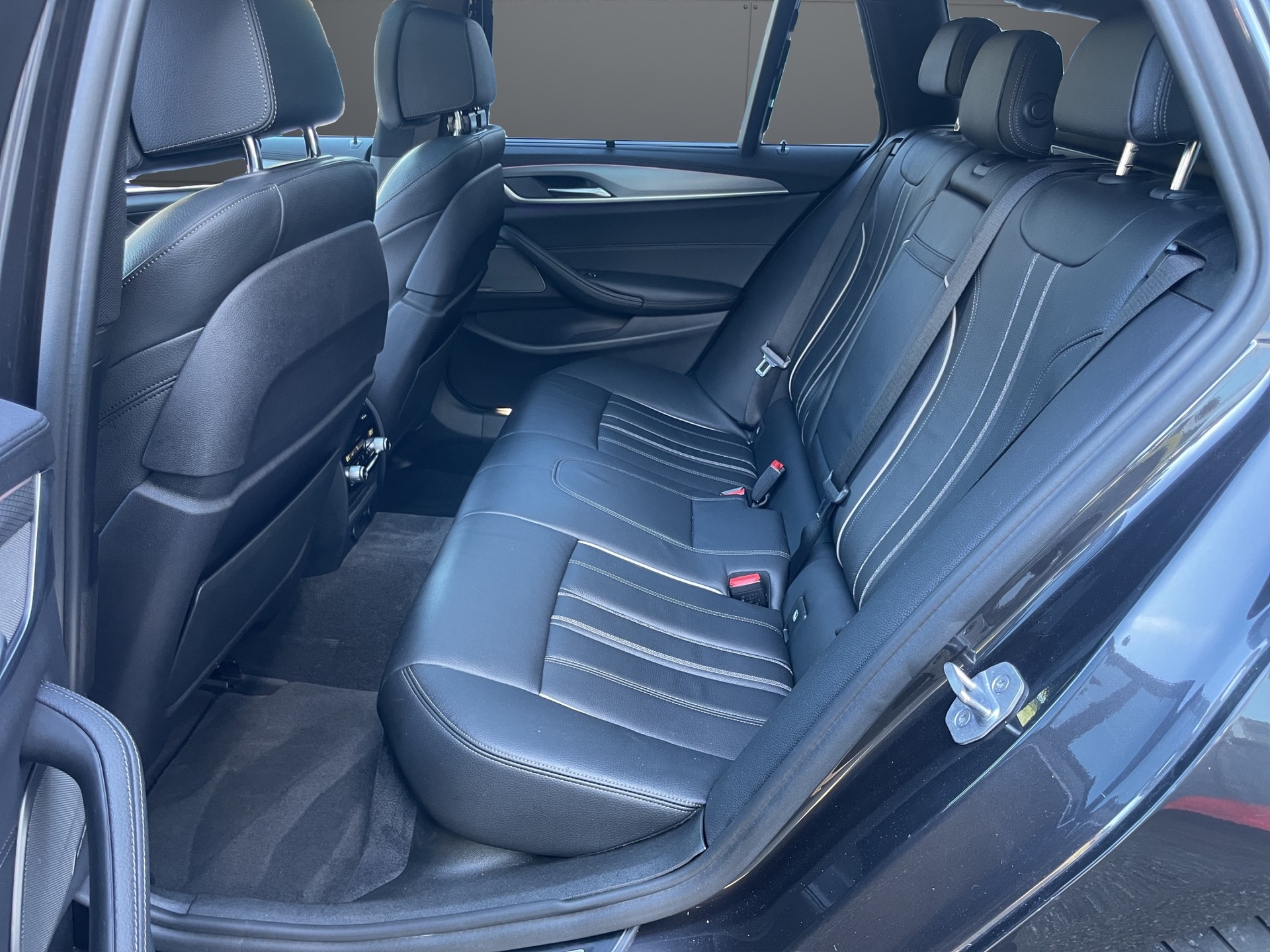 BMW 530d xDrive M Sport Touring Steptronic-image-6