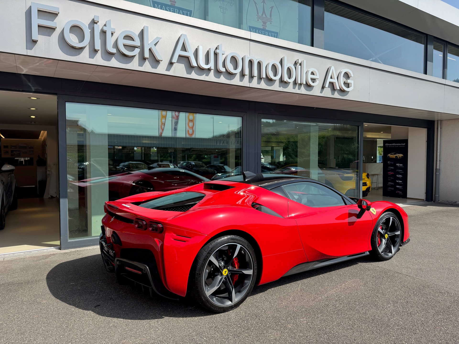 FERRARI SF90 Stradale-showroom-element-3