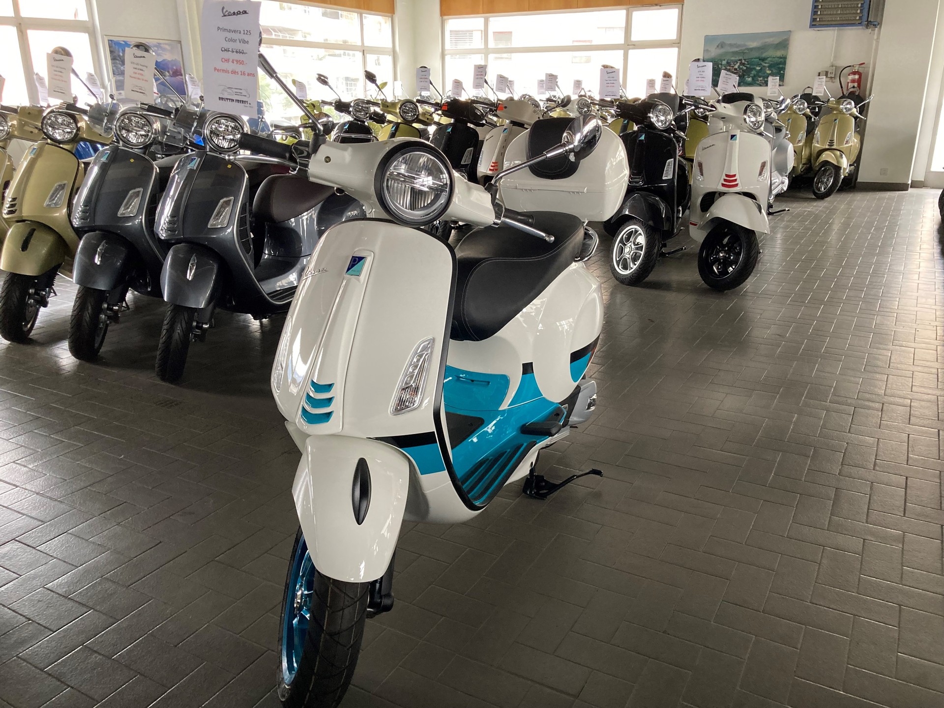 Vespa Scooter Showroom Px 125 Vespa 125 Piaggio Scooter Usato