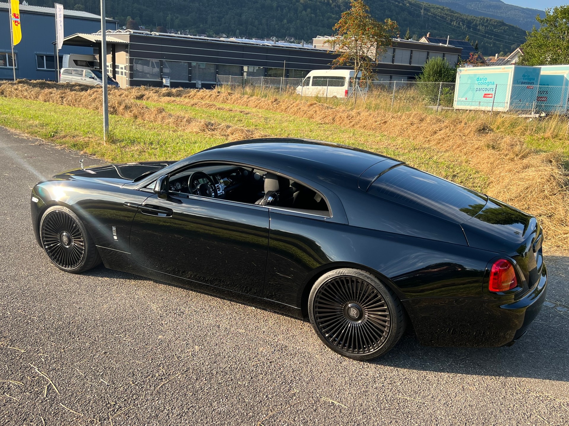ROLLS-ROYCE "BLACK IS BEAUTY" WRAITH COUPE 6.6 V12 "BLACK BADGE OPTIC" CH WAGEN. AB MFK + AB SERVICE. MIT 632 PS.