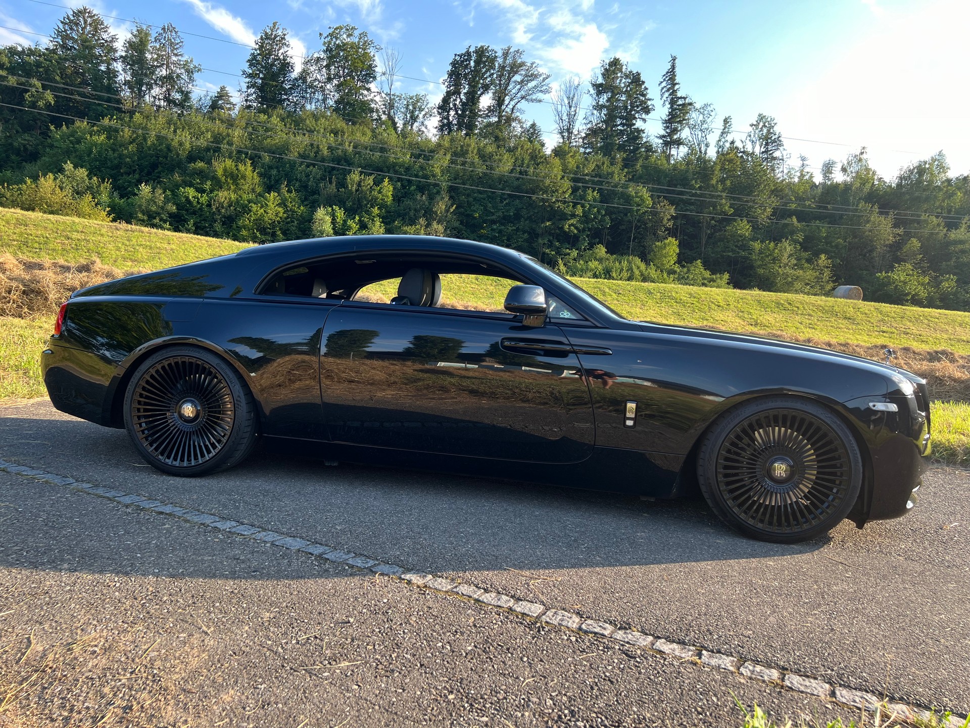 ROLLS-ROYCE "BLACK IS BEAUTY" WRAITH COUPE 6.6 V12 "BLACK BADGE OPTIC" CH WAGEN. AB MFK + AB SERVICE. MIT 632 PS.-showroom-element-1