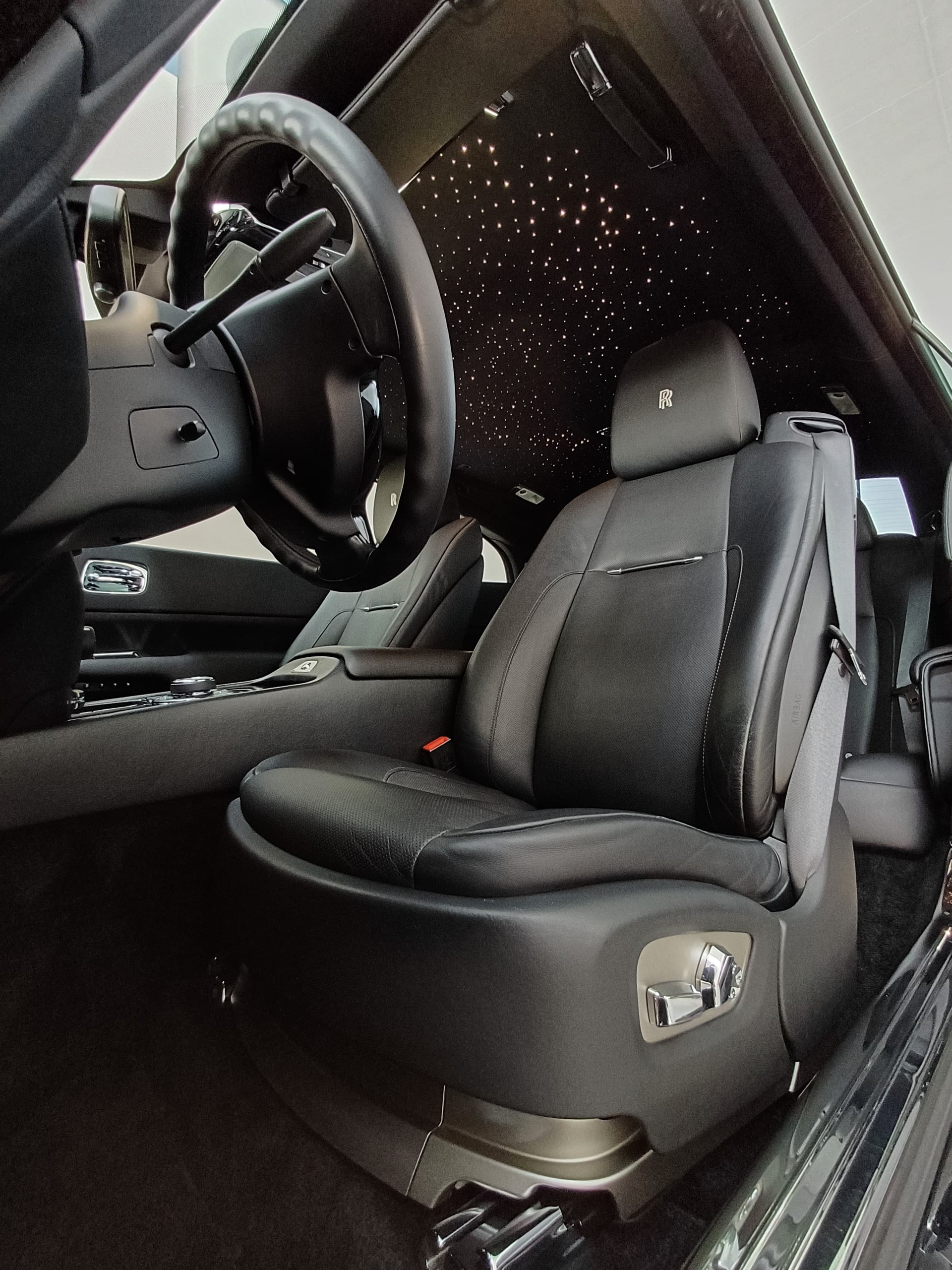 ROLLS-ROYCE "BLACK IS BEAUTY" WRAITH COUPE 6.6 V12 "BLACK BADGE OPTIC" CH WAGEN. AB MFK + AB SERVICE. MIT 632 PS.-showroom-element-3
