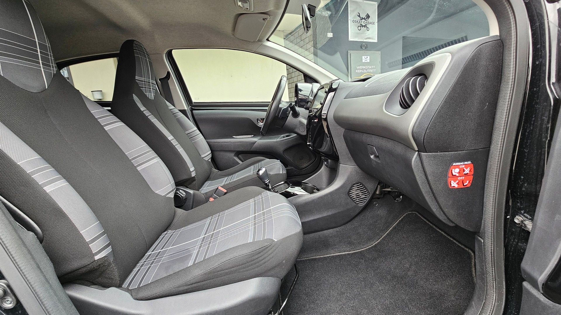PEUGEOT 108 1.0 VTi Allure Automat-image-8
