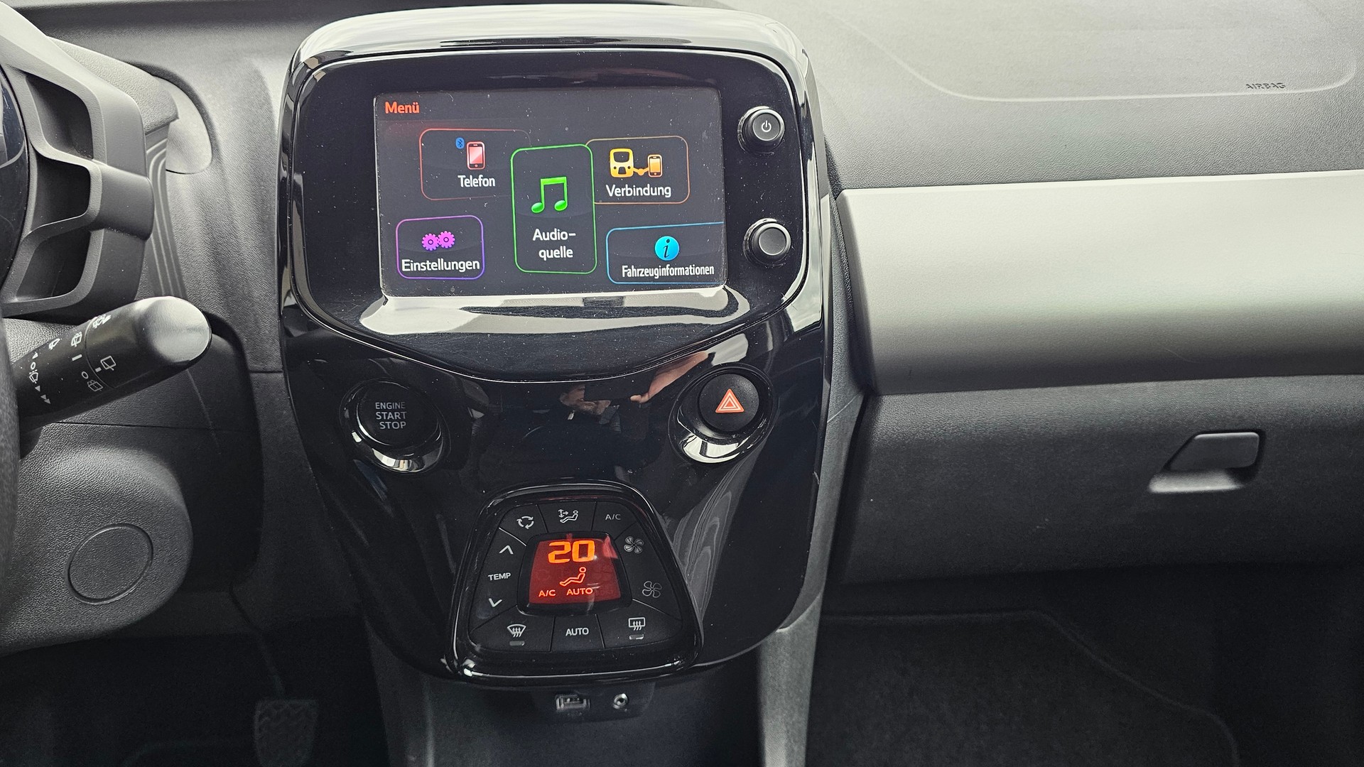 PEUGEOT 108 1.0 VTi Allure Automat-image-12