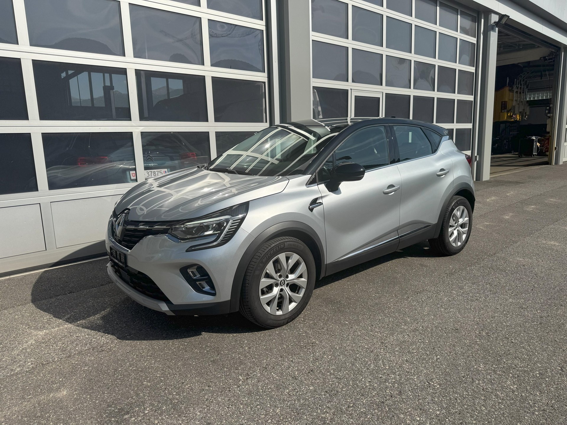 RENAULT Captur 1.3 TCe 140 Intens EDC-showroom-element-1