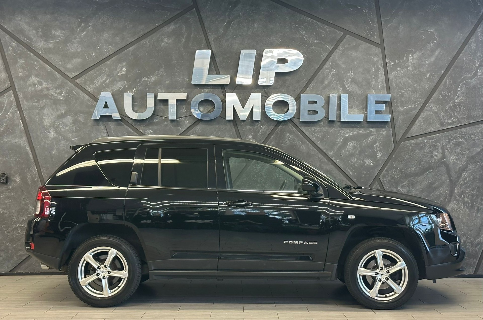JEEP Compass 2.4 Limited Automatic-showroom-element-3