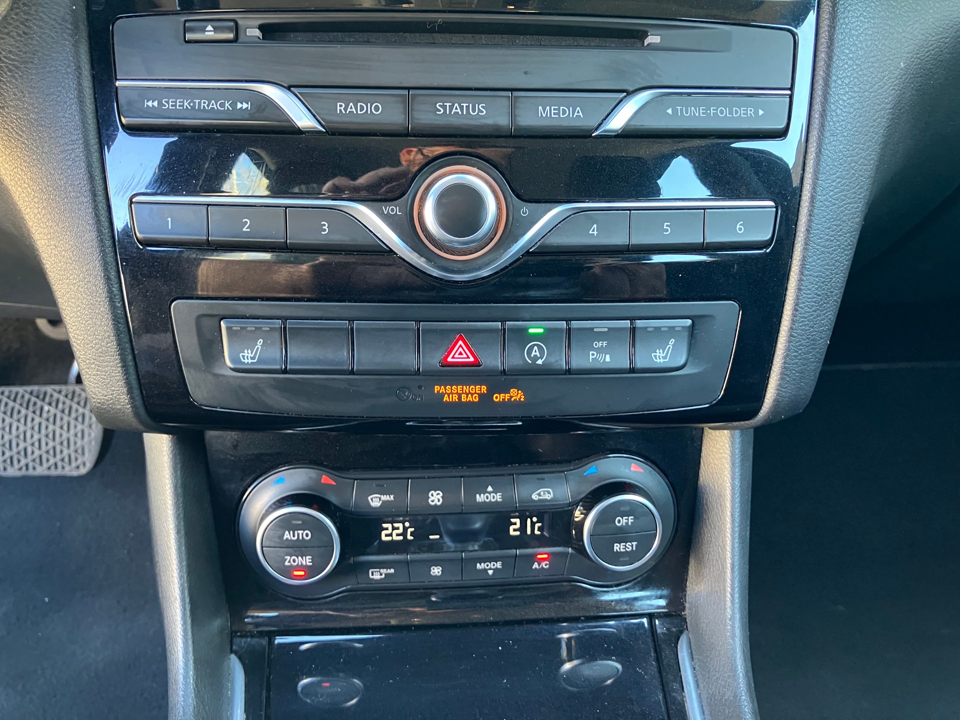 INFINITI Q30 2.2d City Black Edition AWD DCT-image-11