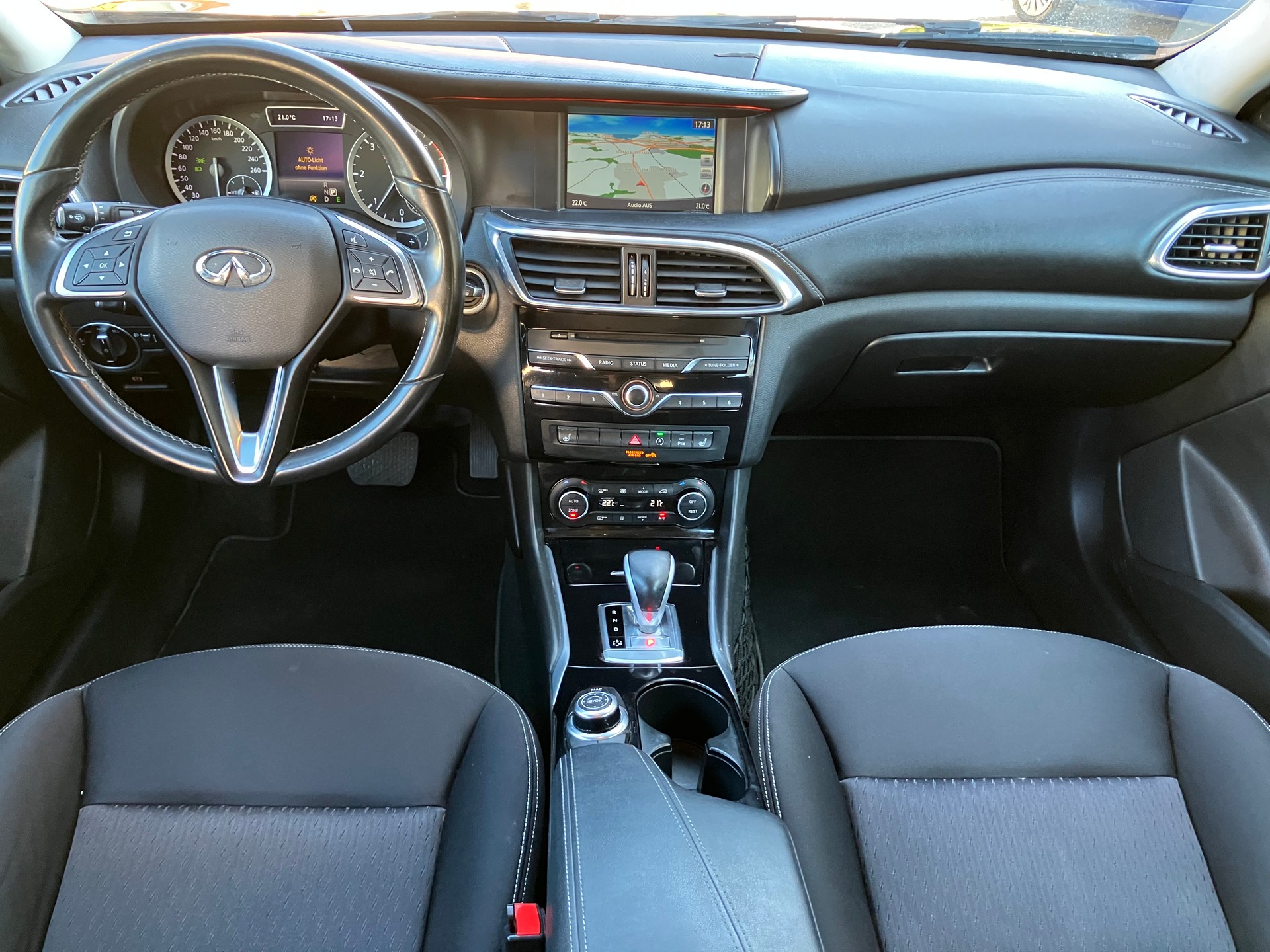 INFINITI Q30 2.2d City Black Edition AWD DCT-image-7