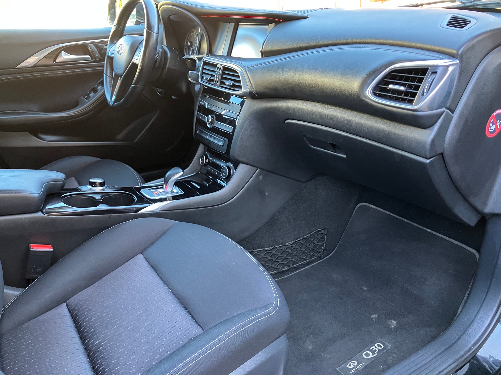 INFINITI Q30 2.2d City Black Edition AWD DCT-image-6