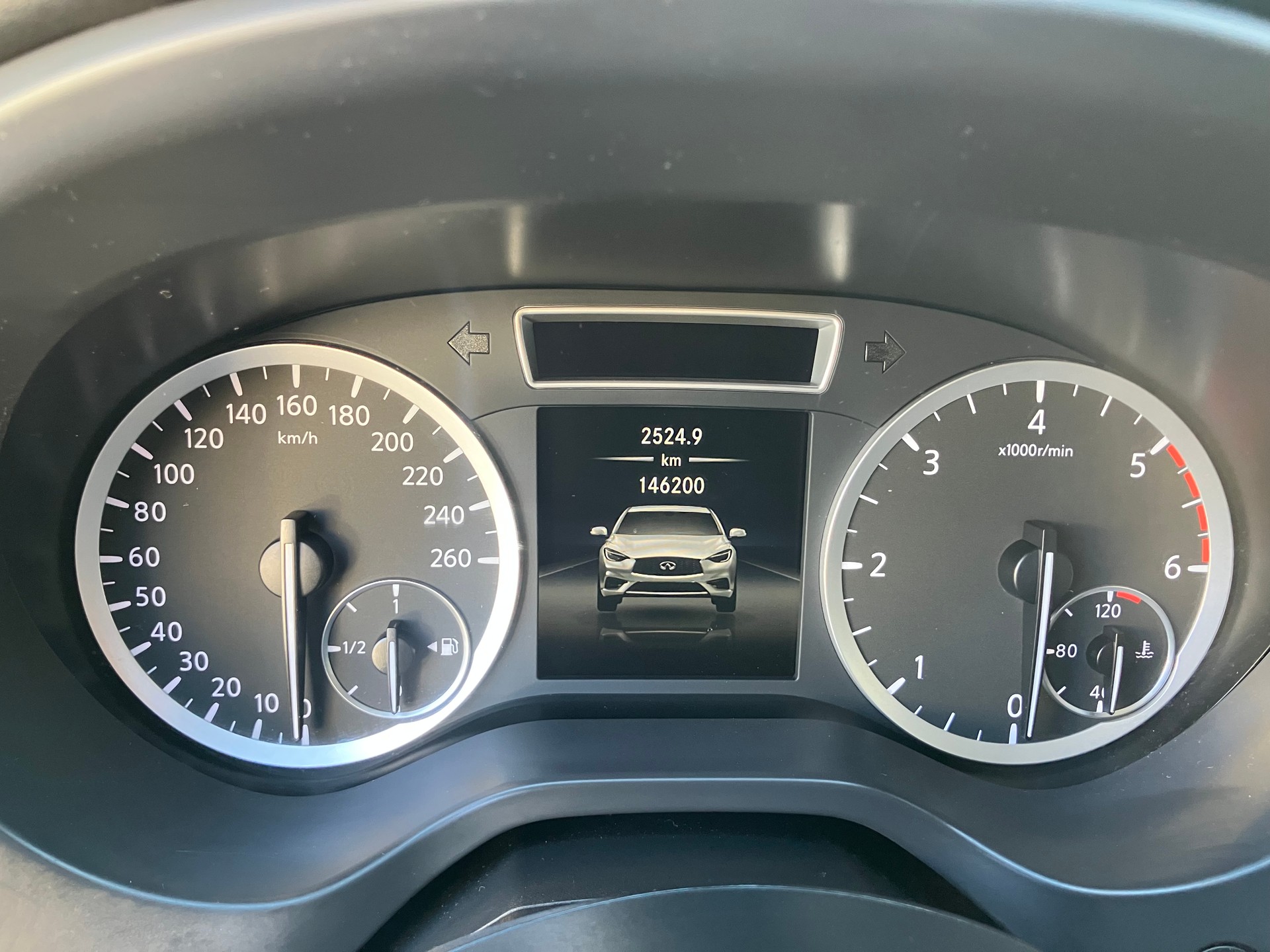 INFINITI Q30 2.2d City Black Edition AWD DCT-image-9