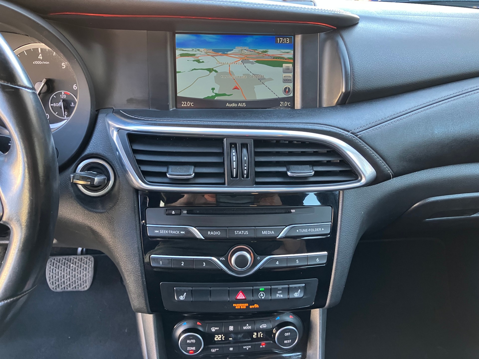 INFINITI Q30 2.2d City Black Edition AWD DCT-image-10