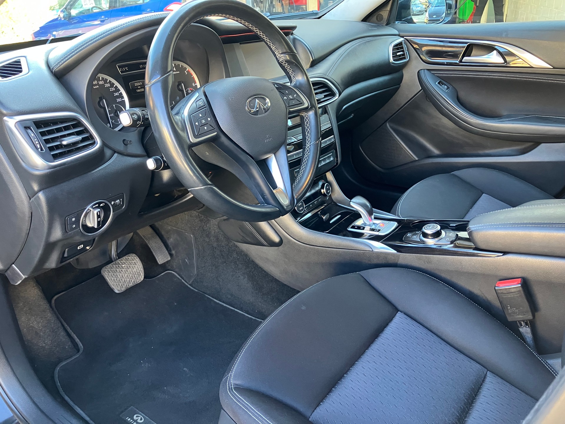 INFINITI Q30 2.2d City Black Edition AWD DCT-image-1