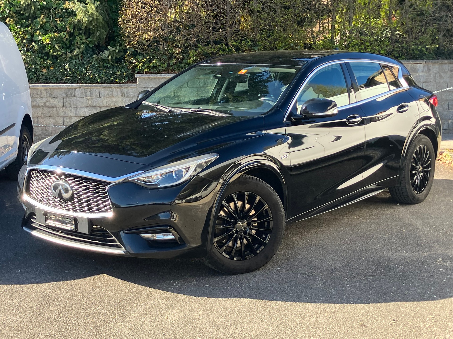 INFINITI Q30 2.2d City Black Edition AWD DCT-image-0