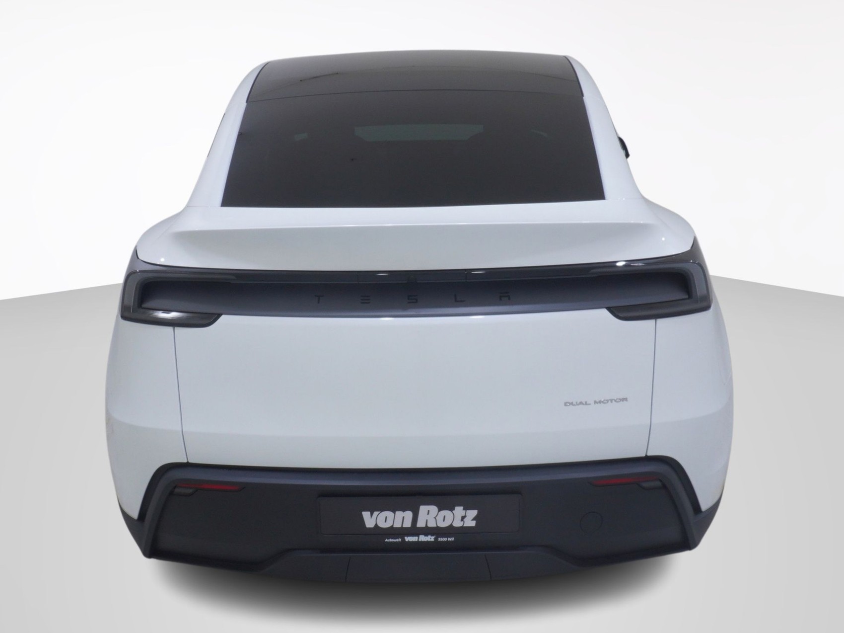 TESLA MODEL Y Long Range AWD-showroom-element-2