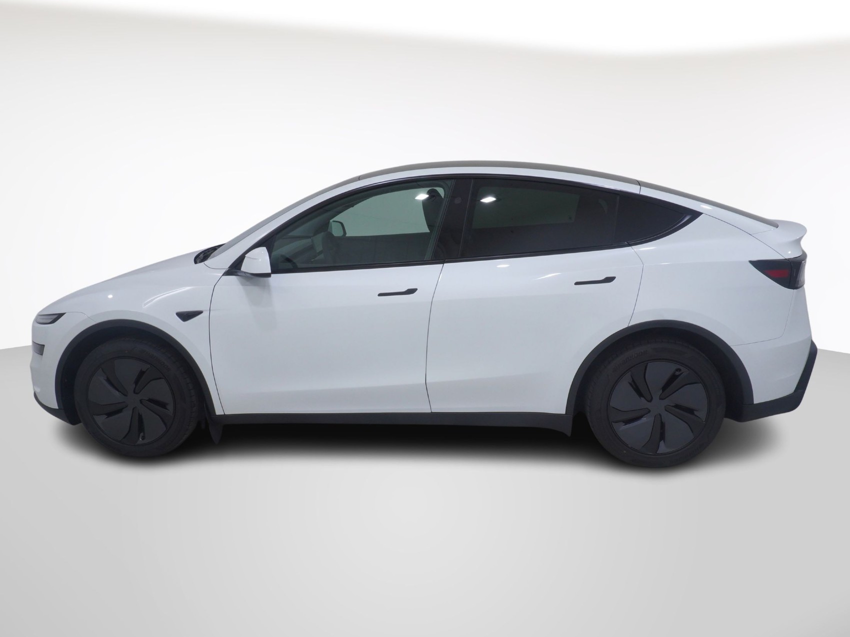 TESLA MODEL Y Long Range AWD-showroom-element-1