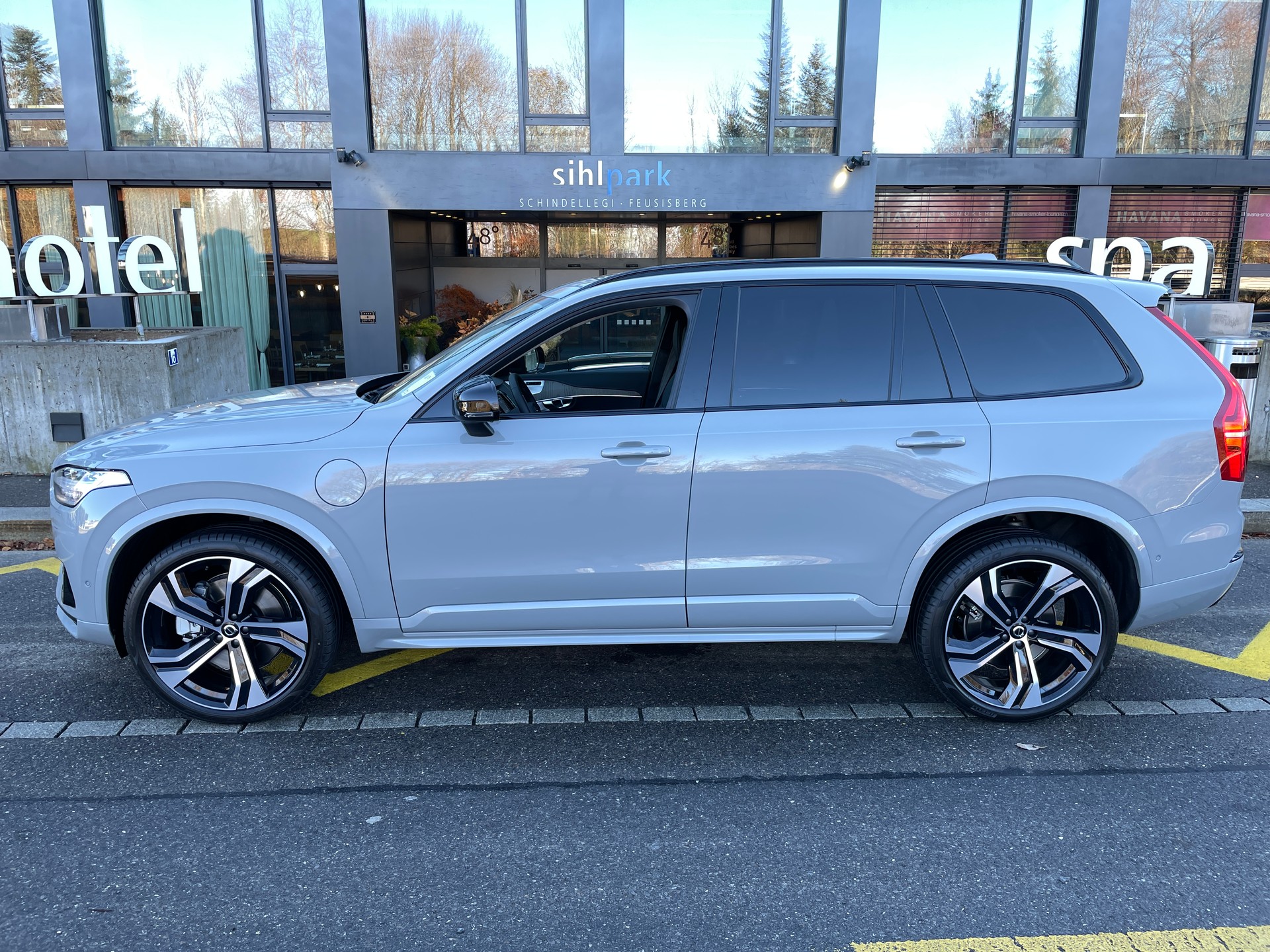 VOLVO XC90 T8 eAWD PluginHybrid Ultra Dark Geartronic 7-Sitzer mit AHK-showroom-element-1