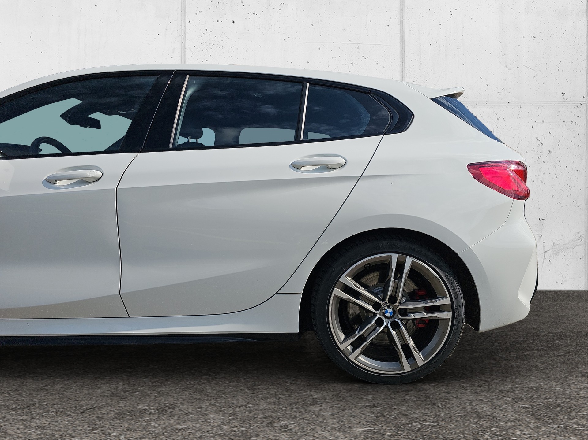 BMW M135i xDrive Steptronic-image-5