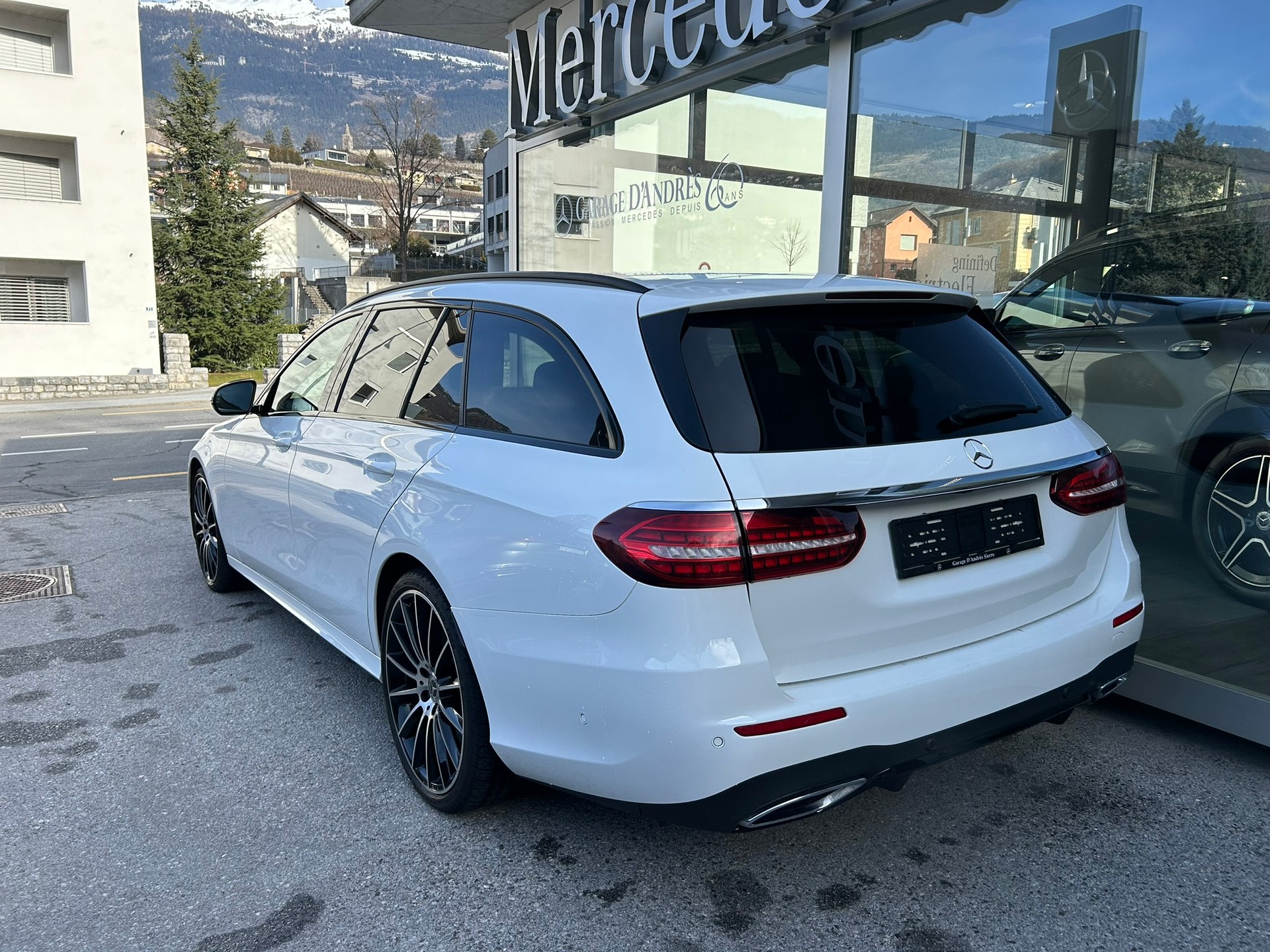 MERCEDES-BENZ E 450 T 4Matic AMG Line 9G-Tronic-showroom-element-3