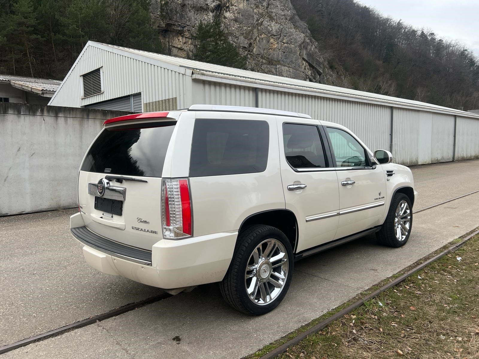 CADILLAC Escalade 6.2 Platinum Edition-showroom-element-2
