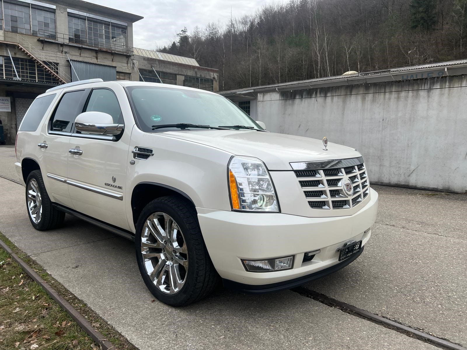 CADILLAC Escalade 6.2 Platinum Edition-showroom-element-1