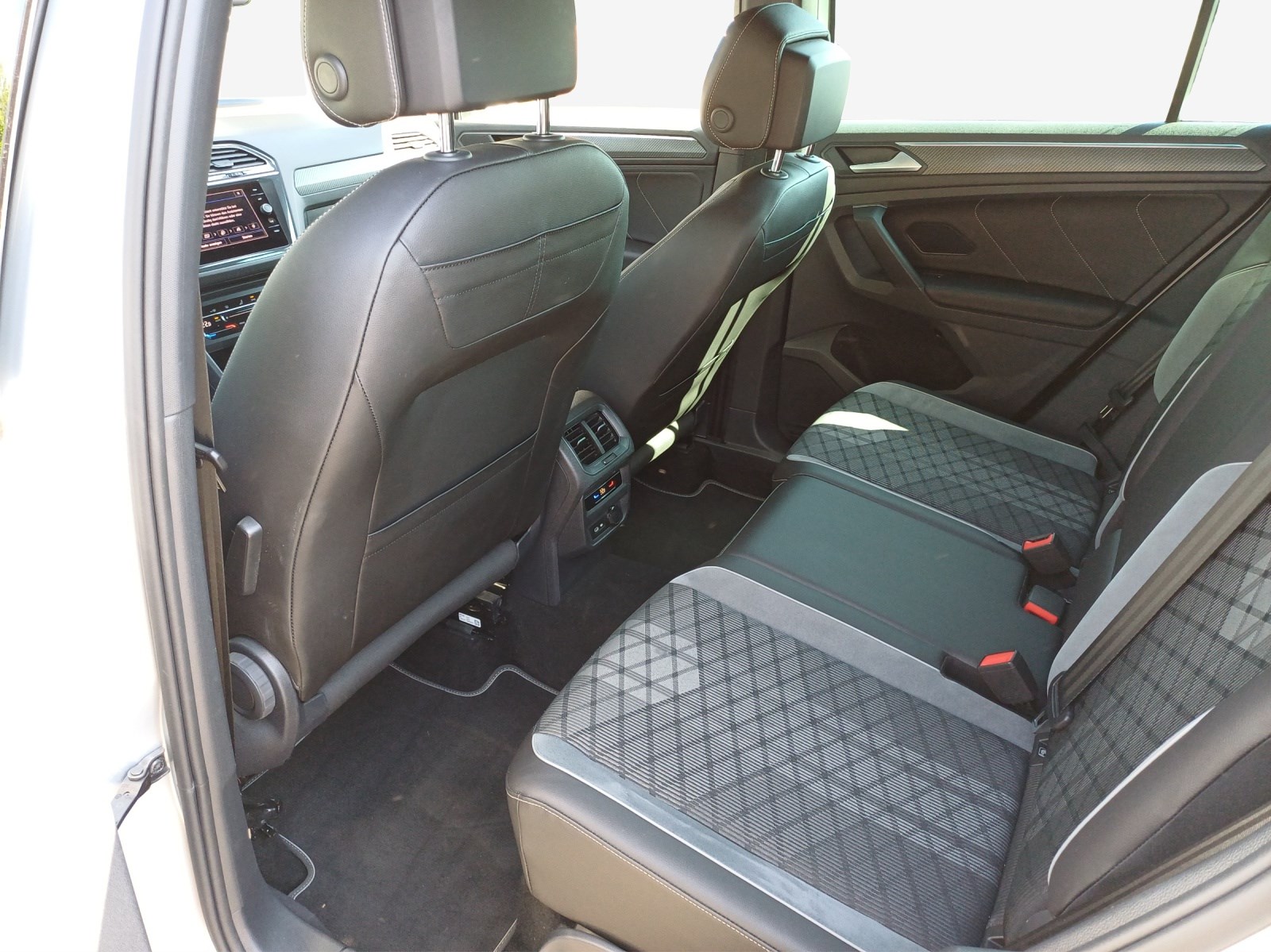 VW Tiguan 2.0TSI R-Line 4Motion DSG-image-11