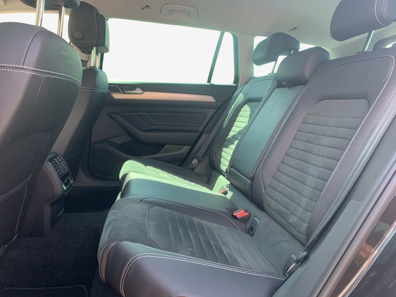 VW Passat 2.0 TDI BMT Elegance 4Motion DSG-image-11