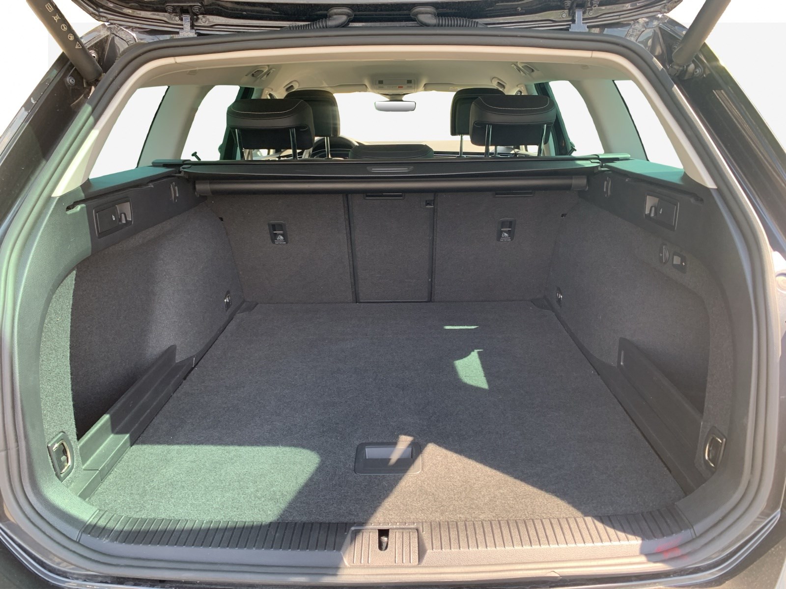 VW Passat 2.0 TDI BMT Elegance 4Motion DSG-image-12