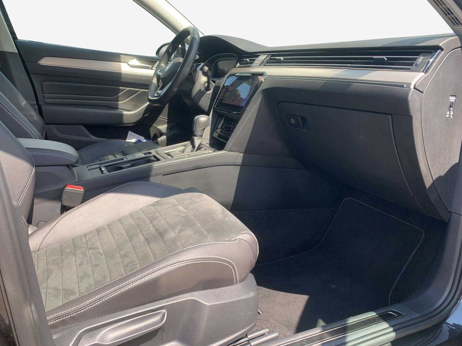 VW Passat 2.0 TDI BMT Elegance 4Motion DSG-image-14