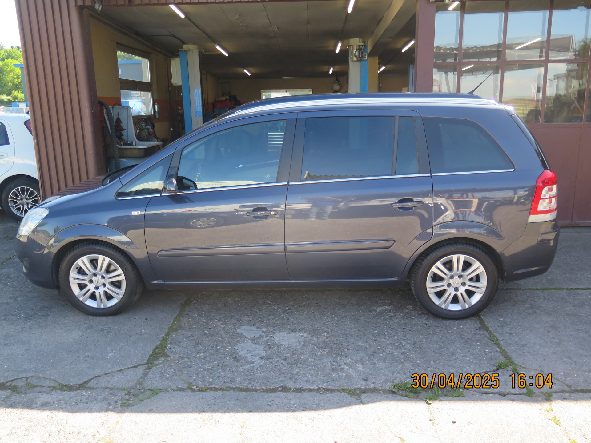 OPEL Zafira 2.2i 16V Cosmo Automatic