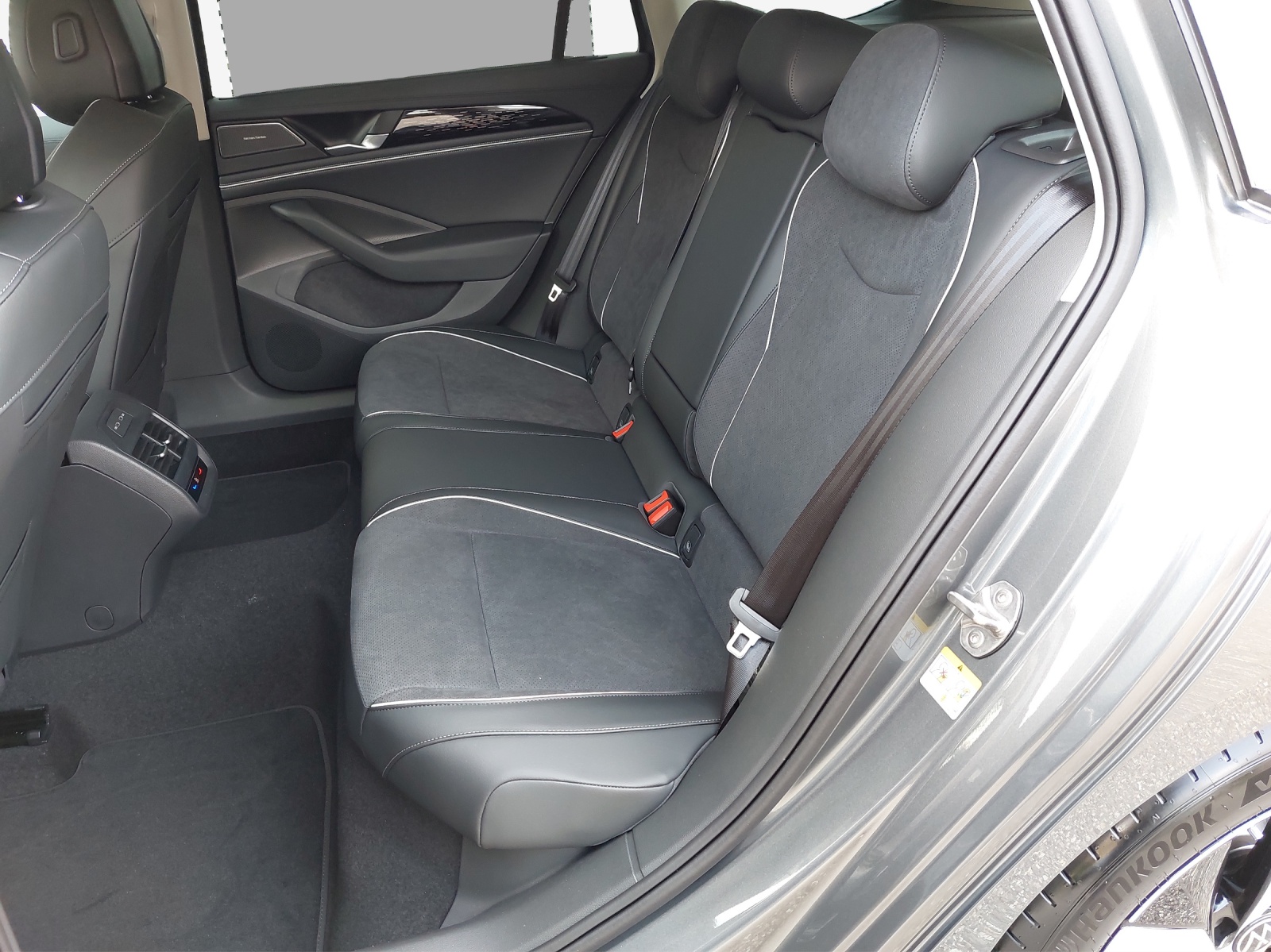 VW Passat Variant 2.0 TDI evo Business 4 Motion DSG-image-11