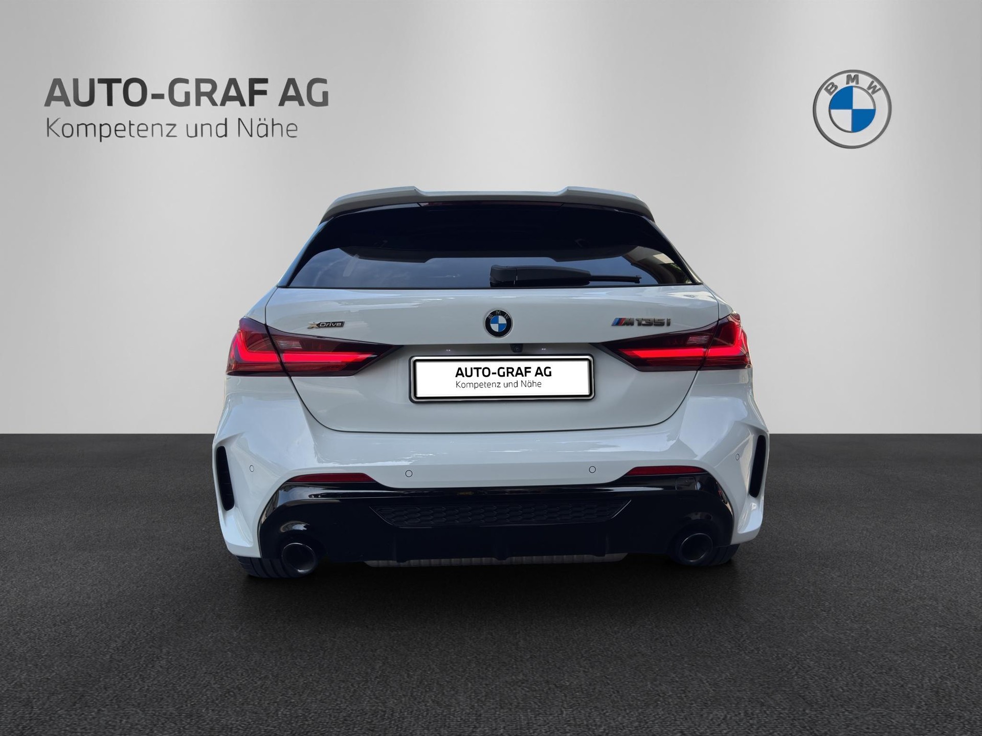 BMW M135i xDrive Steptronic-showroom-element-3