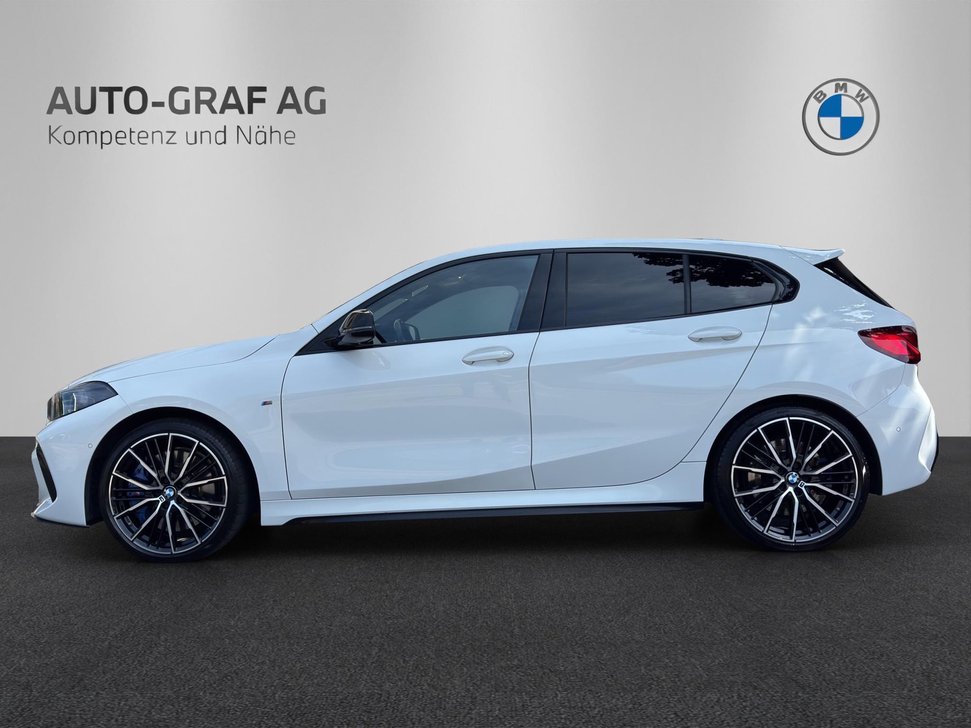 BMW M135i xDrive Steptronic-showroom-element-1