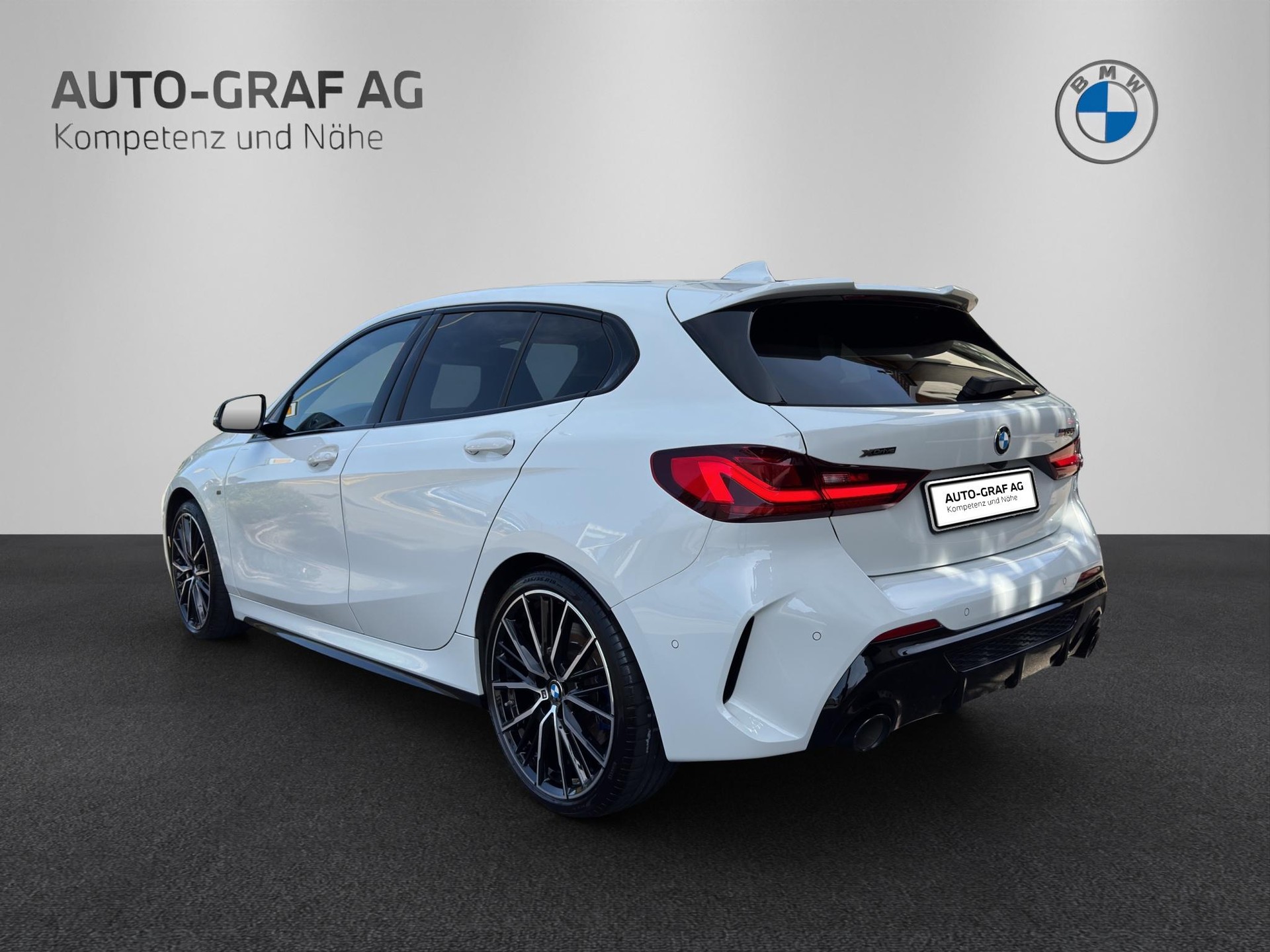 BMW M135i xDrive Steptronic-showroom-element-2